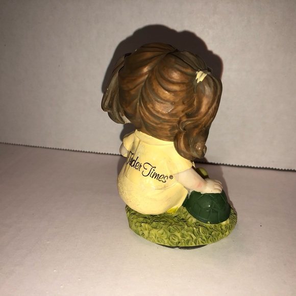 Little Girl Sitting Figurine - Picture 3 of 6